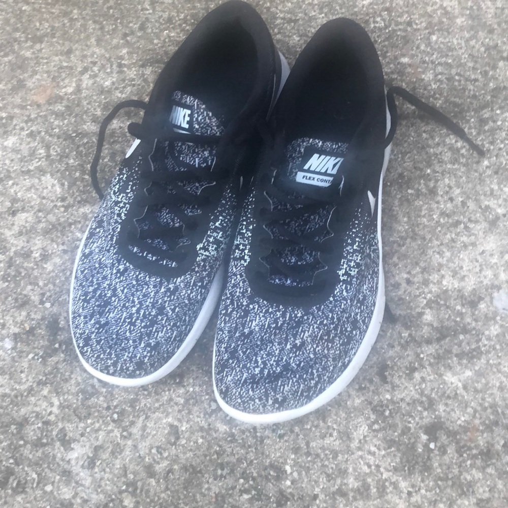 Tennis shoes